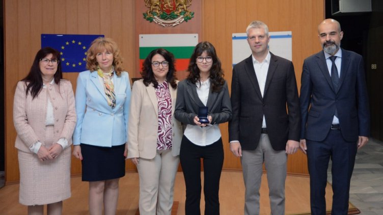 Наградиха изявени варненски ученици