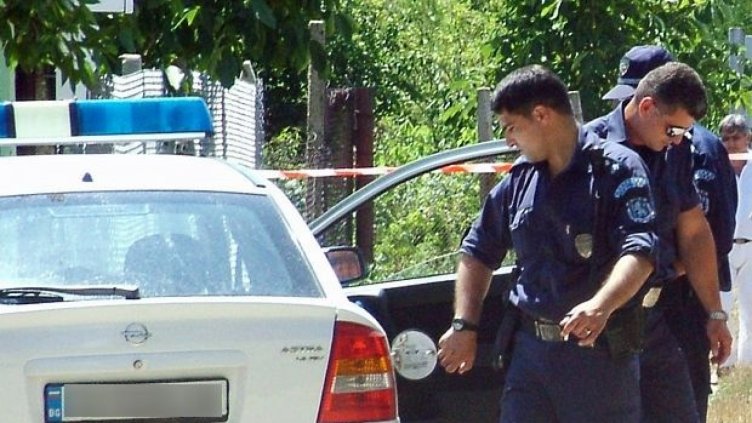 Баща и син пребиха с колове съселянин