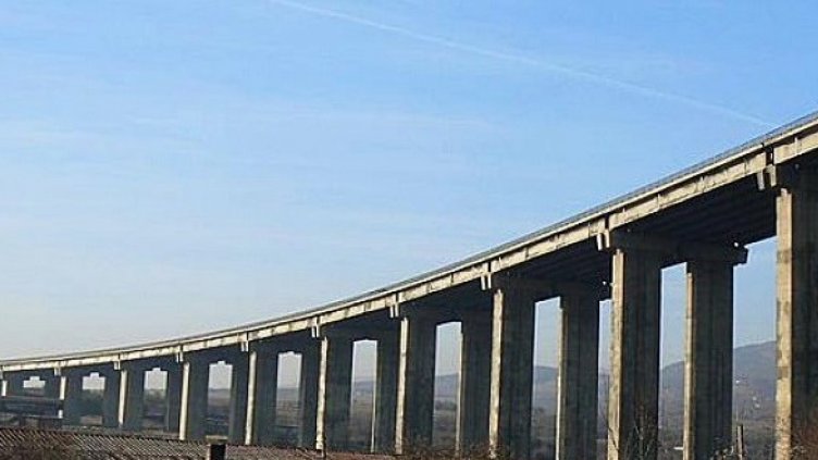 ТИР вися  от виадукт на магистрала „Хемус“