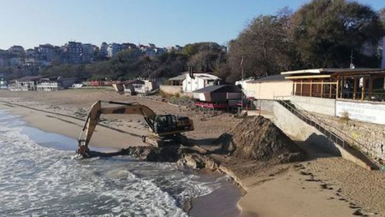 Експерти провериха за нерегламентирано изземване на пясък от морето