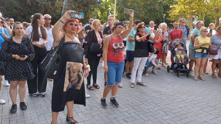Депутати рипнаха на празнично хоро във Варна (СНИМКИ)