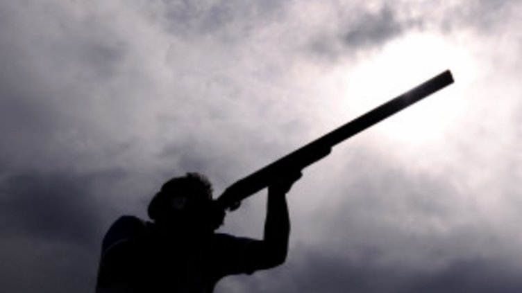 Варненец стреля с пушка между блокове в Цветния