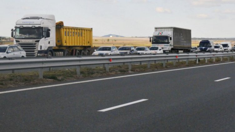 Камион аварира на "Тракия"