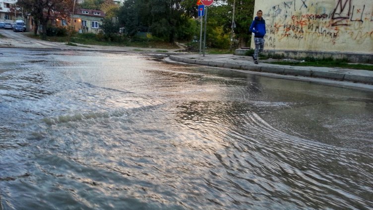 Варненски блок осъмна с наводнена улица