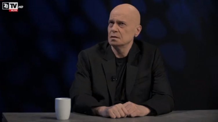Слави стана от дивана за интервю по собствената си ТВ, но за Дарик (НА ЖИВО)