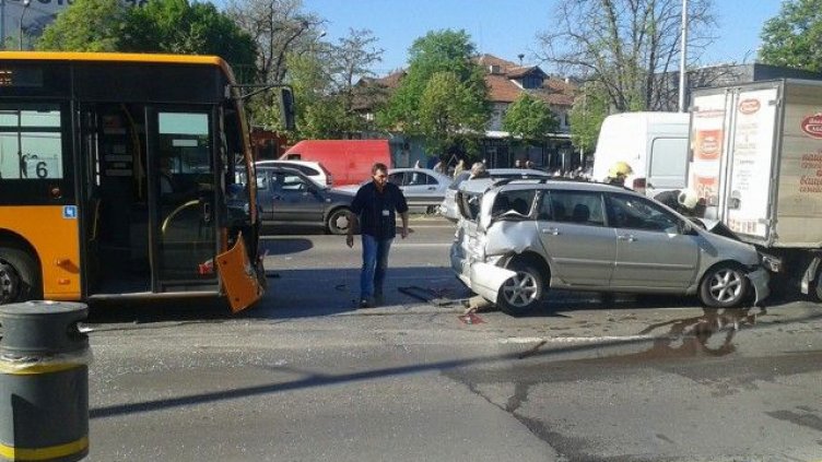 Училищен бус и кола се удариха на пътя Кубрат - Завет