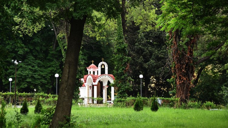 Едноименен параклис бе осветен в двора на варненската МБАЛ "Св. Анна“ (СНИМКИ)