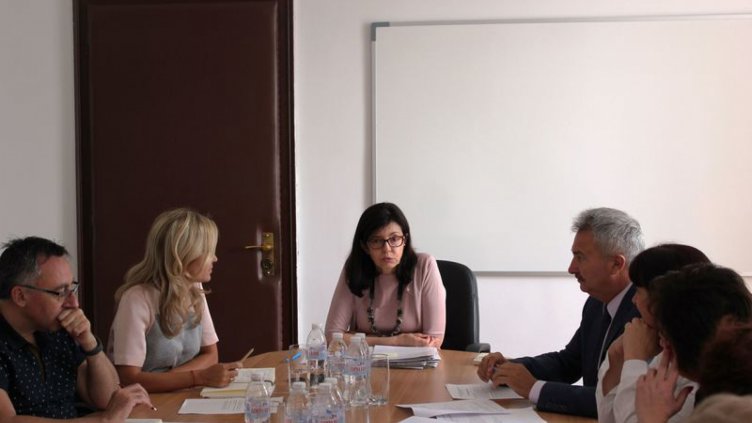 МОН и общините ще преструктурират заедно училищата