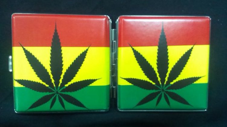 Млад мъж сам даде на полицаи табакера с трева