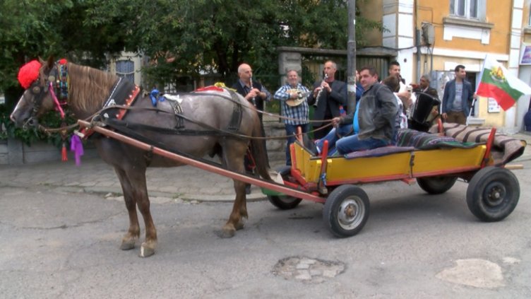 С каруца на бала!