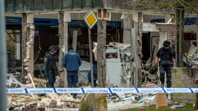 Крадци взривиха сграда заради банкомат