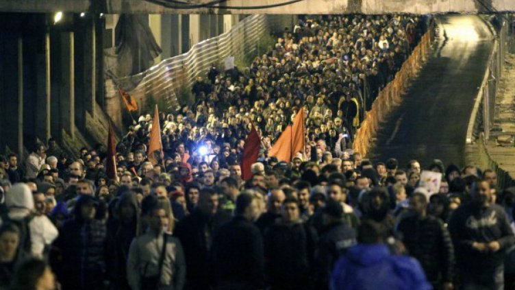Хиляди на протест в Скопие, искат оставката на президента