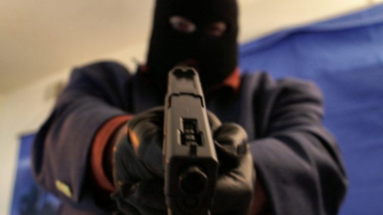 Двама маскирани и въоръжени ограбиха казино в Кричим