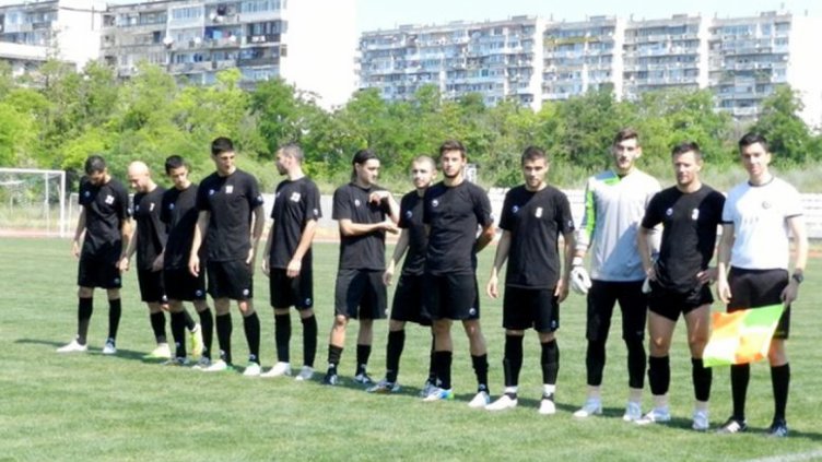 ЗДРАВКО КАРАДАЧКИ (5-ият от дясно на ляво).