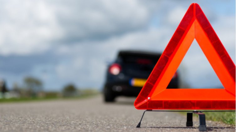 Кола се удари в камион, шофьорът загина