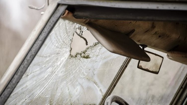 41-годишен се удари с колата си в спрял ТИР, загина