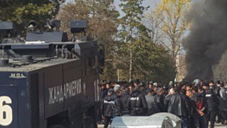 Пострадаха полицаи при сблъсъците в харманлийския лагер