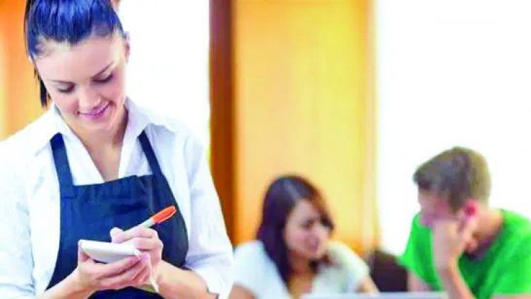 Непълнолетните – хит на пазара на труда: Сандвичи на плажа, аниматори!