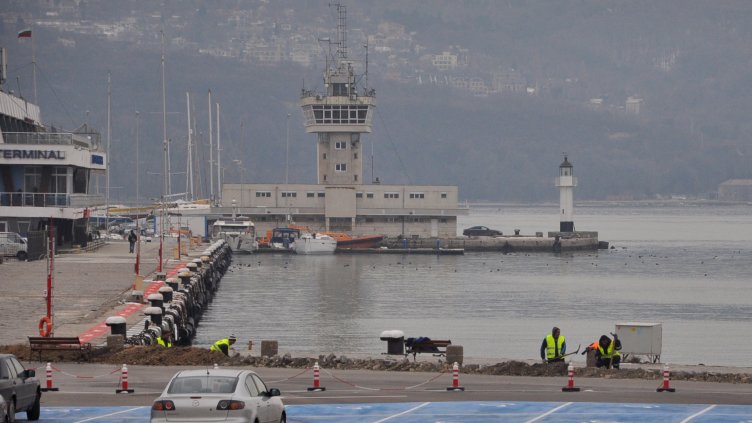 Изграждат осветление в района на обновената зона край Морска гара