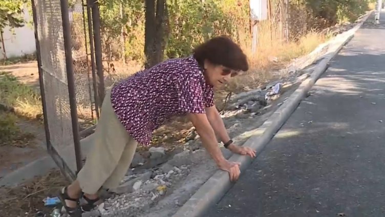 На жители на "Галата" се налага да лазят по насипите, за да се изкачат до пътя