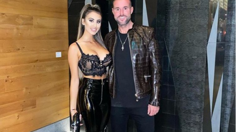 Половинката на Филип Плейн провокира с дълбоко деколте