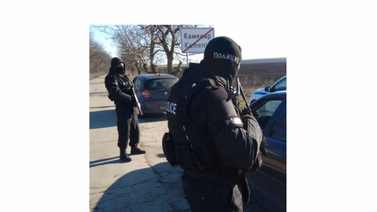 Задържаха 13 души при спецакция в с. Каменар