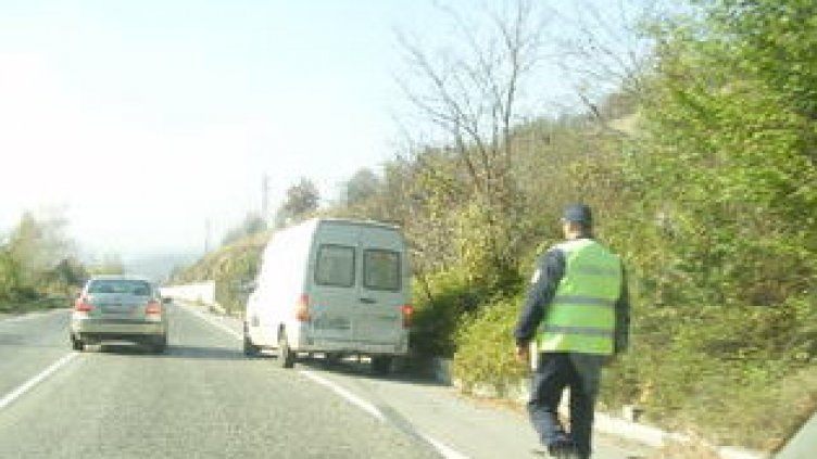 Ремарке се откачи на пътя, помете "Дачия" и "Мазда"