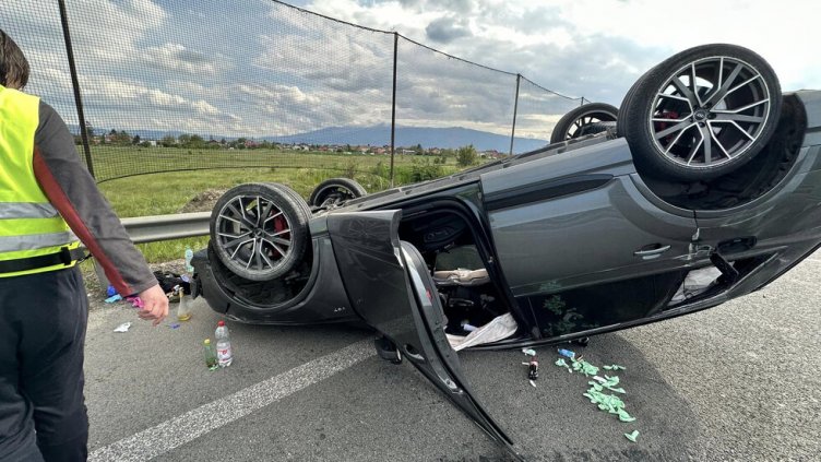 Кола пълна с бутилки райски газ се обърна по таван