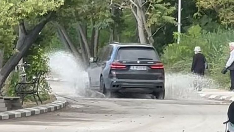 Читател сигнализира за автомобили в пешеходна зона при уейк парк във Варна