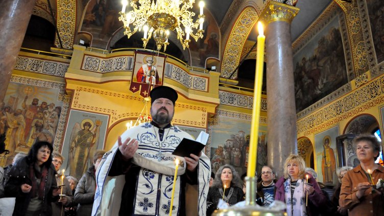 Молебен за здраве във връзка със Световния ден за борба с рака бе отслужен в храм “ Свети  Николай  Чудотворец ”във Варна. Инициативата бе на Асоциацията на онкоболни и приятели – Варна. Снимки ПЛАМЕН ГУТИНОВ