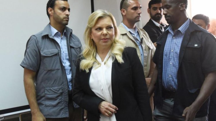 Посрещнаха жената на Нетаняху с хляб, тя го хвърли на земята
