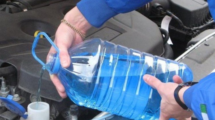 Безопасно ли е да смесваме течности за чистачки с различни цветове