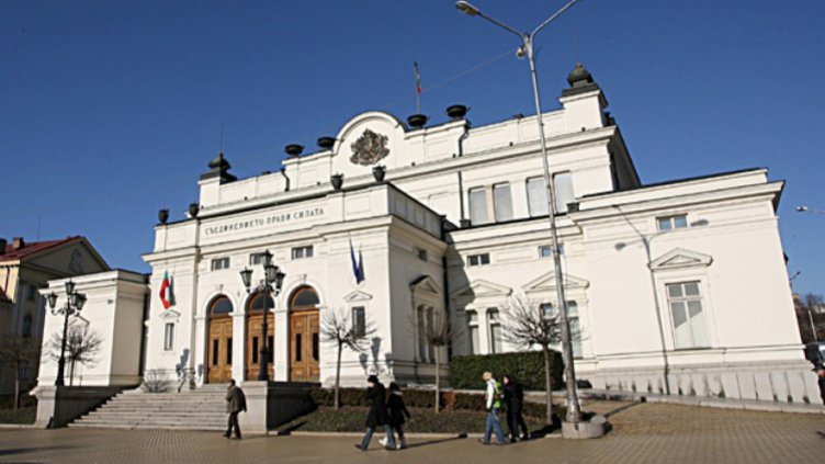 Цецка Цачева остава председател на парламента