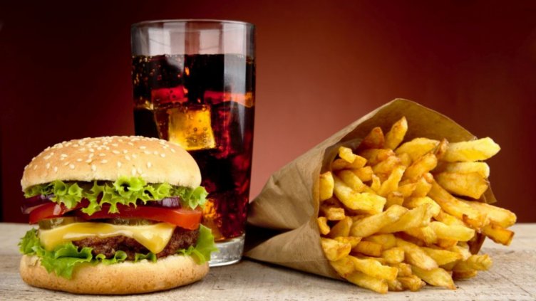 Хората, които предпочитат бързи закуски приемат повече токсини