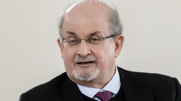 Писателят Салман Рушди е на командно дишане след атака с нож в САЩ