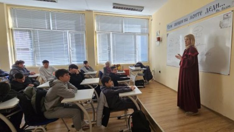 Прокурори образоваха варненски ученици за употребата на вейпове и наркотици