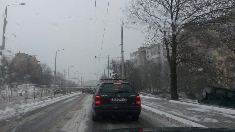 Закъсали автомобили блокираха бул. „Трети март“ във Варна