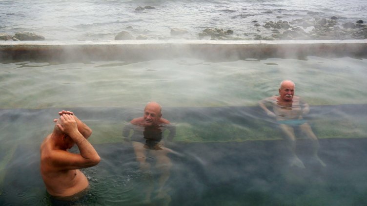 Голи протестиращи ще спасяват Топлата вода във Варна