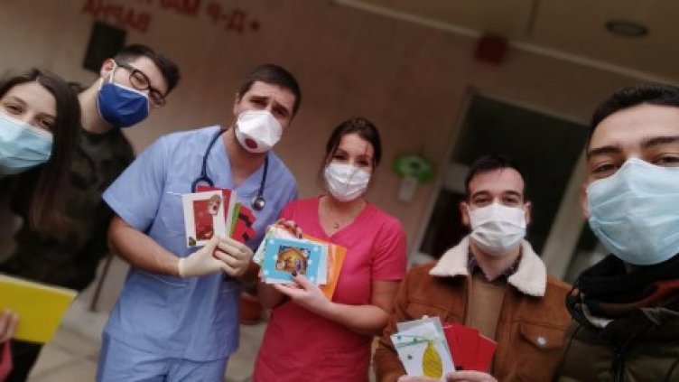 Бъдещи медици зарадваха за Коледа пациенти с COVID-19 във Варна