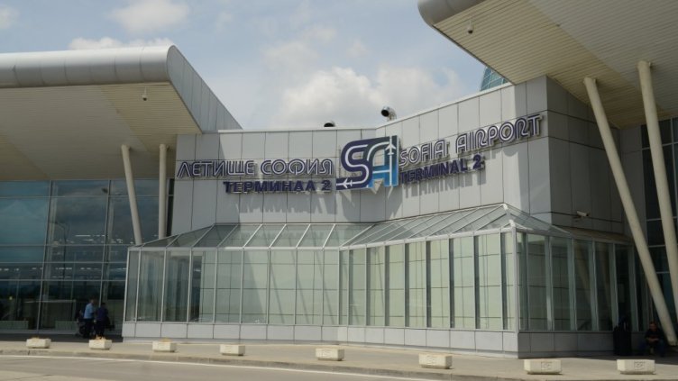 Близо 200 души са блокирани на летище София заради отменен полет