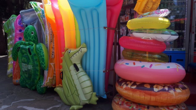 КЗП съветва с какво да внимаваме при покупките на летни стоки