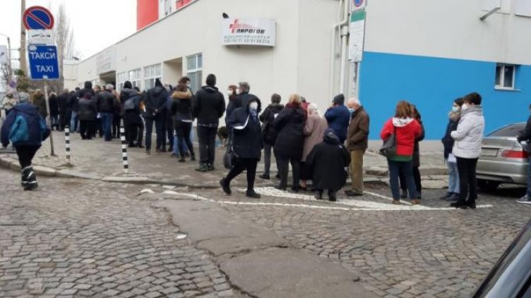 1 г. ваксинация в България: По-малко от 1/3 се имунизираха срещу COVID