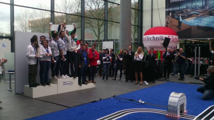 Наши студенти №1 в състезание по роботика