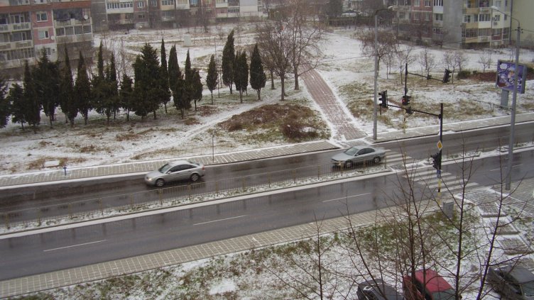 Тихо се сипе белият сняг във Варна (СНИМКИ)