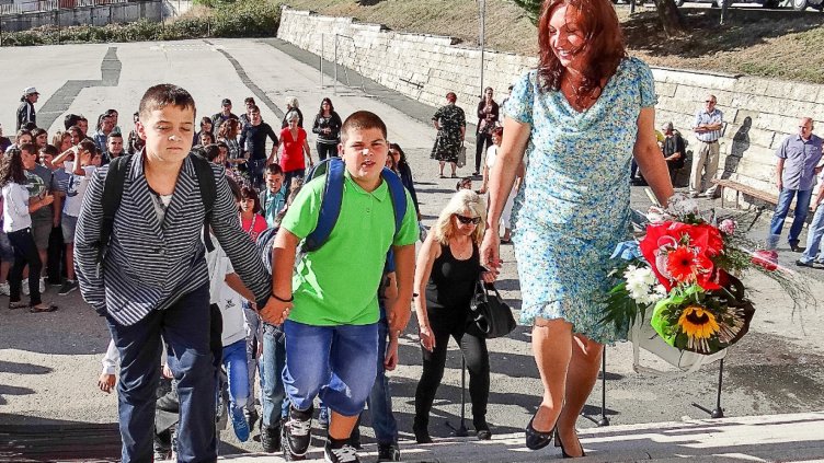 36 ученика прекрачиха за първи път в класната стая в Бяла