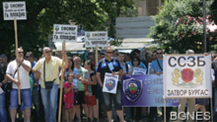 Служители под пагон втори ден на протест
