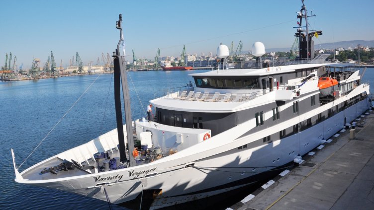 Още един луксозен кораб акостира във Варна (СНИМКИ)
