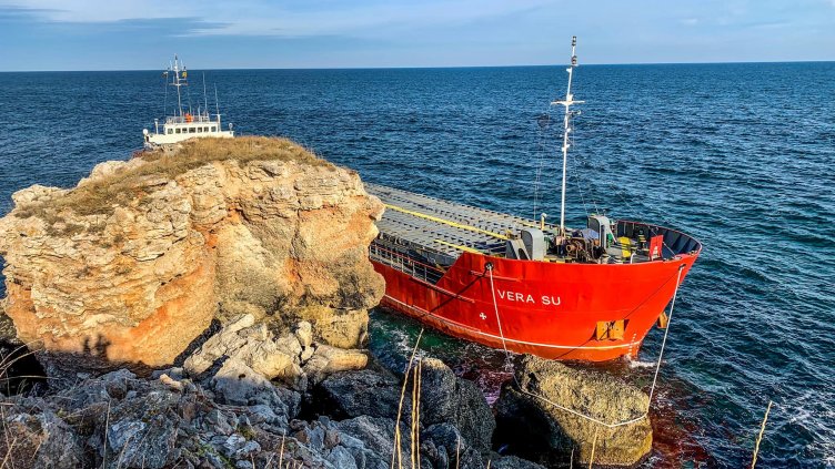 Никой не иска „Вера Су”! Държавата с нов опит да се отърве от кораба