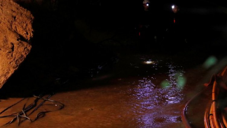 Добра вест! Извадиха първите 2 блокирани деца от пещерата в Тайланд