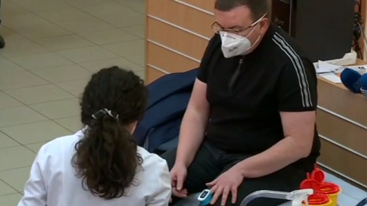 Здравният министър се реимунизира (ВИДЕО)